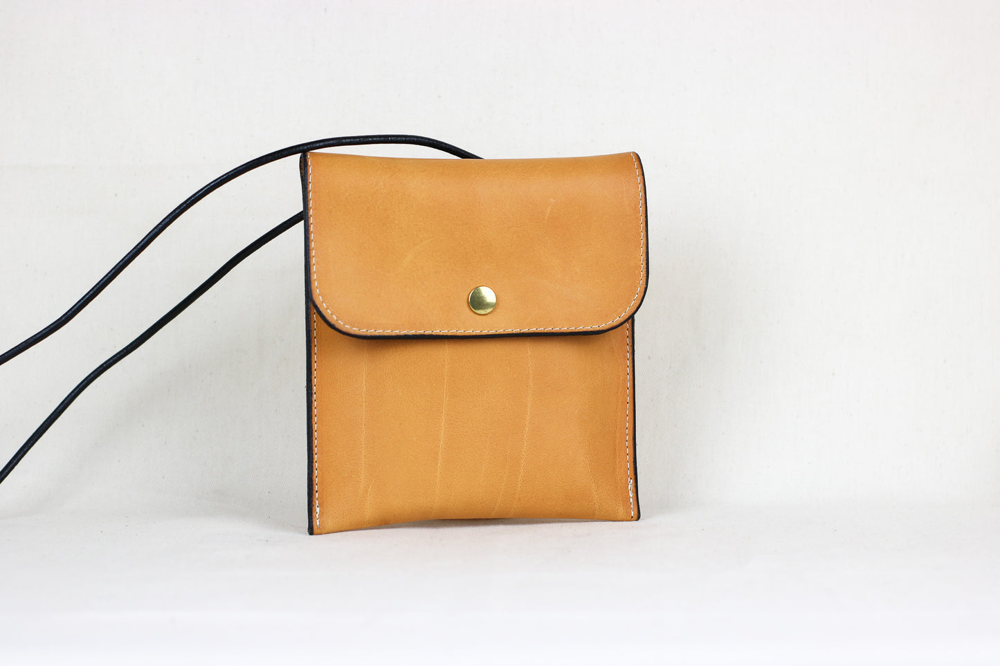 EEMO - Leather Crossbody Pouch